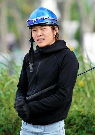 鞭を抱える三浦皇成＝１５年撮影