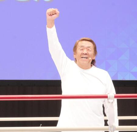 リングコールされ笑顔で拳を突き上げる長州力