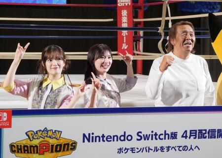 笑顔でファイティングポーズを取る長州力（右）と「プロレスＬＯＶＥポーズ」を見せる武藤小麟（左）、武藤十夢