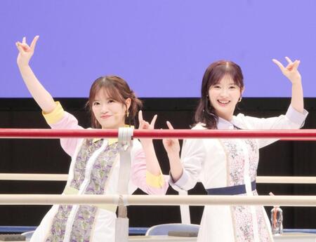 同じ名字のプロレスラー・武藤敬司の代名詞「プロレスＬＯＶＥポーズ」を披露する武藤小麟（左）と武藤十夢