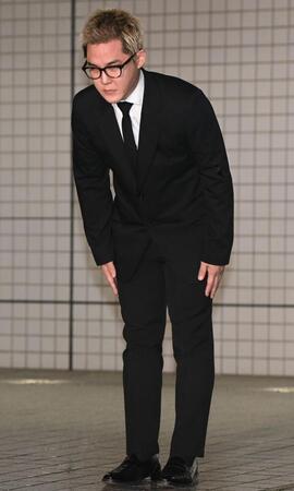 保釈され頭を下げる酒井じゅんほ被告（撮影・園田高夫）