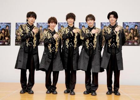 王子のような衣装でイベントを行った華ＭＥＮ組の（左から）タクミ、ユッキー、コウジ、ユウキ、ダイキ