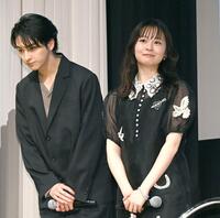 共演の新原泰佑（左）と登壇する莉子＝フジテレビ本社マルチシアター（撮影・園田高夫）