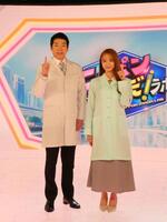 ポーズを決める（左から）今田耕司、森香澄＝都内