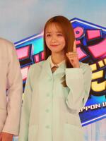 ポーズを決める森香澄＝都内