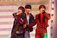 熱唱する（左から）室龍太、ＷＥＳＴ．藤井流星、Ｓｎｏｗ　Ｍａｎ・向井康二