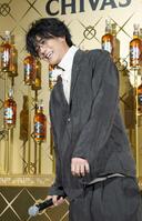 笑顔で取材に応じる赤西仁（撮影・金田祐二）