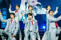 ステージで熱いパフォーマンスを見せた（前列左から）青山隼、塩田将己、山本佳志（後列同）寺田真二郎、向山毅、井筒雄太