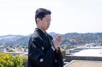 三代目辰之助襲名を先祖の墓前で報告する尾上左近（ⓒ松竹）