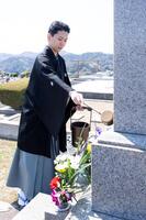 三代目辰之助襲名報告の墓参を行った尾上左近（ⓒ松竹）