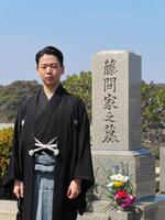 墓前で襲名報告を行った尾上左近