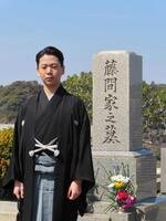 　襲名報告の墓参を行った尾上左近