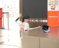 あたるくん（ホームラン坊や）と激突し、盛大にステージから転倒したエース