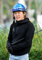 鞭を抱える三浦皇成＝１５年撮影