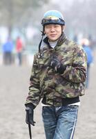 鞭を持つ三浦皇成＝１２年撮影