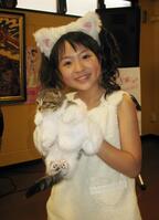 ネコと一緒に新曲をＰＲしたさくらまや（１０年３月撮影）