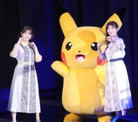 ピカチュウ（中央）と入場しファイティングポーズを取る武藤小麟（左）と武藤十夢