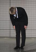 頭を下げる酒井じゅんほ被告（撮影・園田高夫）