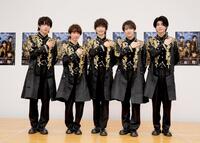 王子のような衣装でイベントを行った華ＭＥＮ組の（左から）タクミ、ユッキー、コウジ、ユウキ、ダイキ