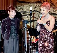 突如ステージに芳本美代子（左）を上げたピーターこと池畑慎之介