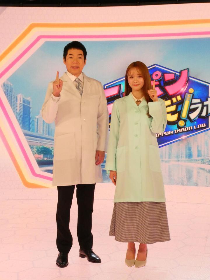 ポーズを決める（左から）今田耕司、森香澄＝都内