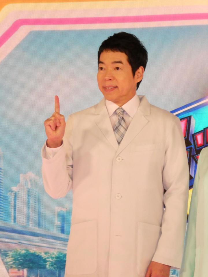 ポーズを決める今田耕司＝都内