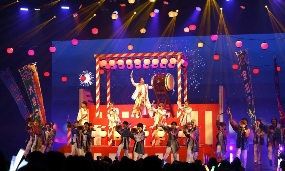 　「ほんまおおきに大阪松竹座」でパフォーマンスするＳＵＰＥＲ　ＥＩＧＨＴ