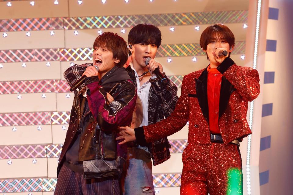 熱唱する（左から）室龍太、ＷＥＳＴ．藤井流星、Ｓｎｏｗ　Ｍａｎ・向井康二