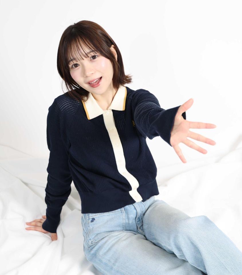 キュートなポーズをきめる池本しおり（撮影・西岡正）