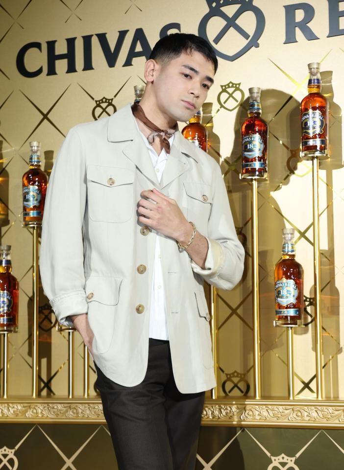 ポーズをきめるＵＴＡ＝ＧｉｎｚａＮｏｖｏ（撮影・金田祐二）