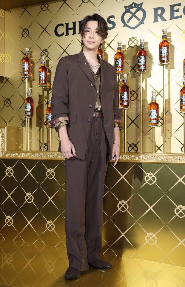 ポーズをきめる三浦翔平＝ＧｉｎｚａＮｏｖｏ（撮影・金田祐二）