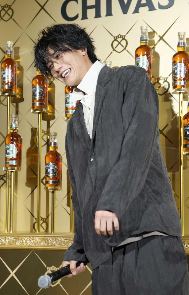 笑顔で取材に応じる赤西仁（撮影・金田祐二）