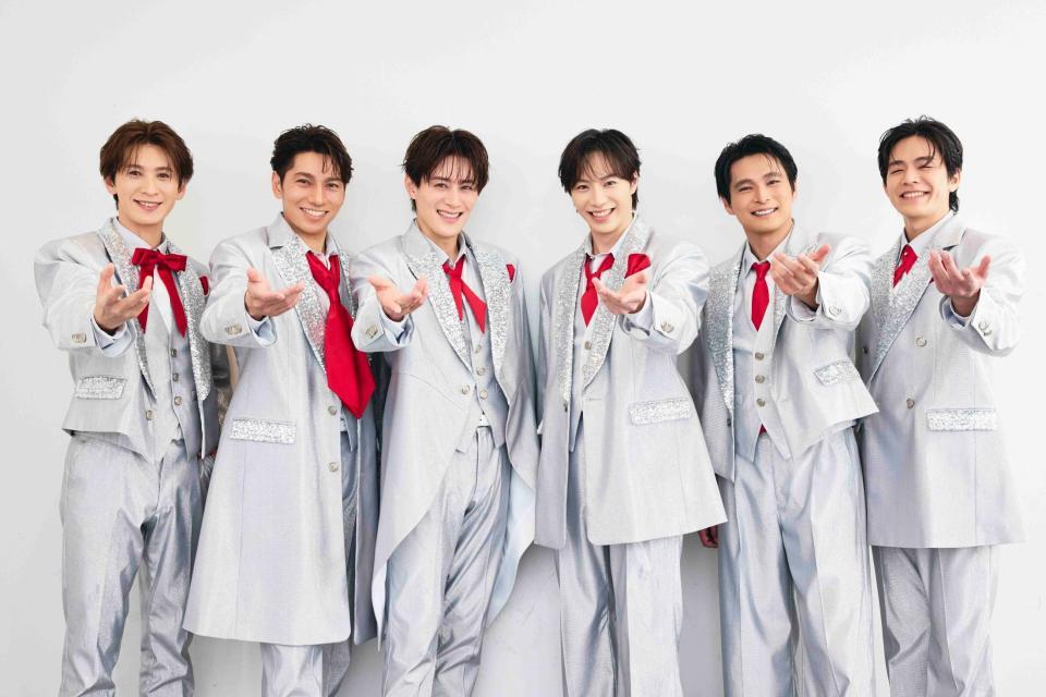 ライブ前の写真撮影で笑顔を見せたＳＨＯＷ-ＷＡの（左から）寺田真二郎、山本佳志、向山毅、塩田将己、青山隼、井筒雄太