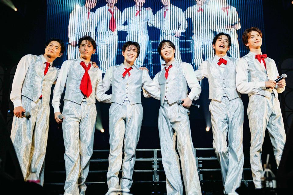 ツアー「道」の最終公演を行ったＳＨＯＷ-ＷＡの（左から）青山隼、山本佳志、向山毅、塩田将己、井筒雄太、寺田真二郎