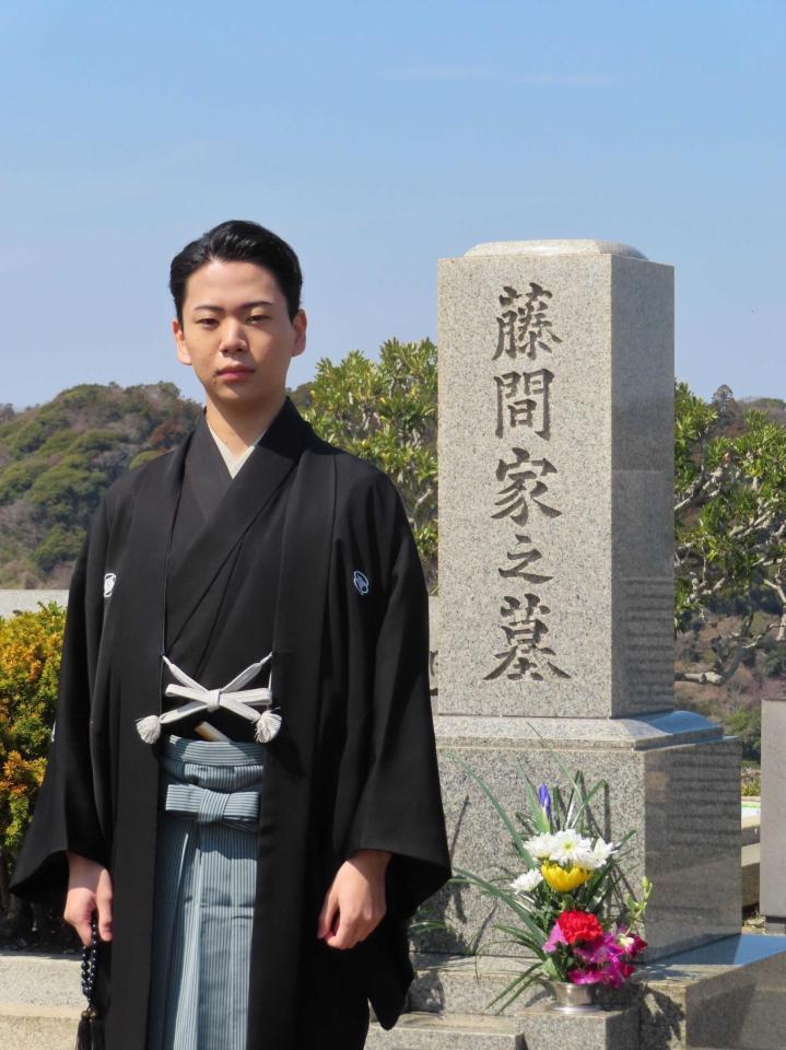 　襲名報告の墓参を行った尾上左近