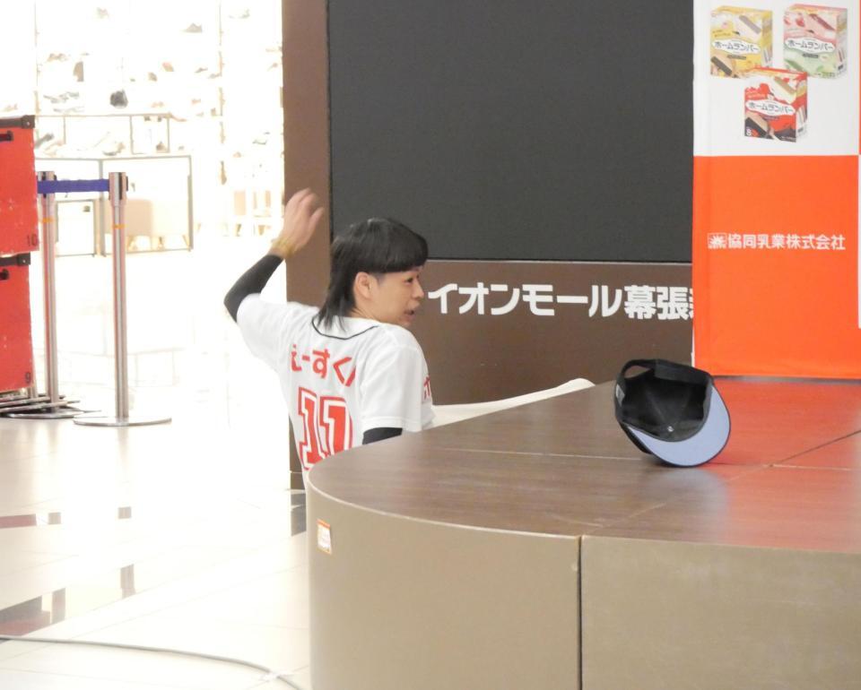 あたるくん（ホームラン坊や）と激突し、盛大にステージから転倒したエース