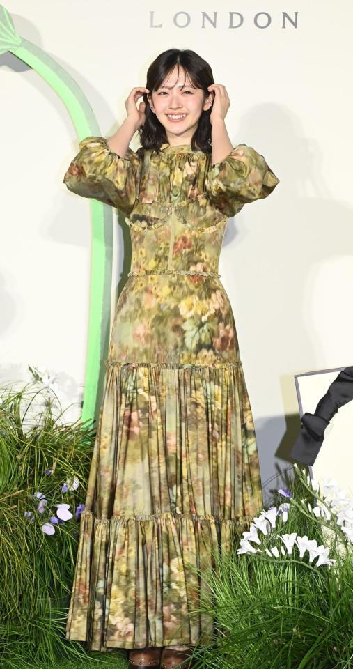 シックなロングドレスでフォトコールに登場した鈴木愛理（撮影・園田高夫）