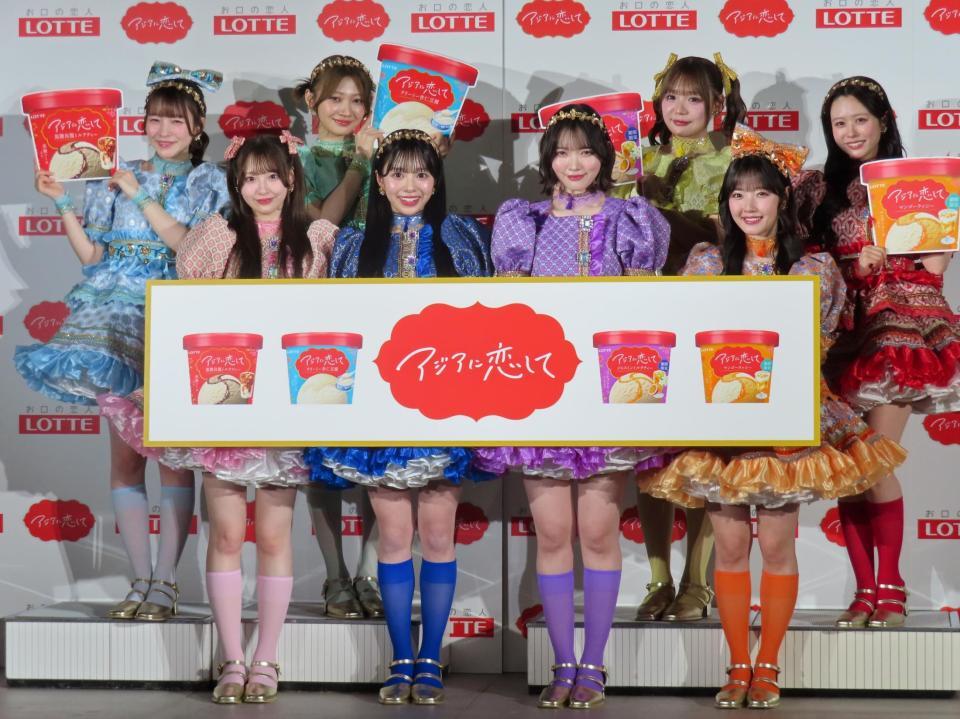 ロッテの新ＣＭ発表に登壇した（後列左から）梅田みゆ、板倉可奈、古澤里紗、佐野愛花（前列左から）桜庭遥花、増田彩乃、真鍋凪咲、川本笑瑠