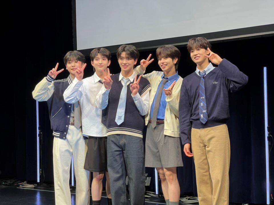 プレデビューしたＶＩＢＹの（左から）ＫＯＴＡＲＯ、ＩＯ、ＲＥＮＫＩ、ＡＫＩＴＯ、ＲＹＯＨＡ