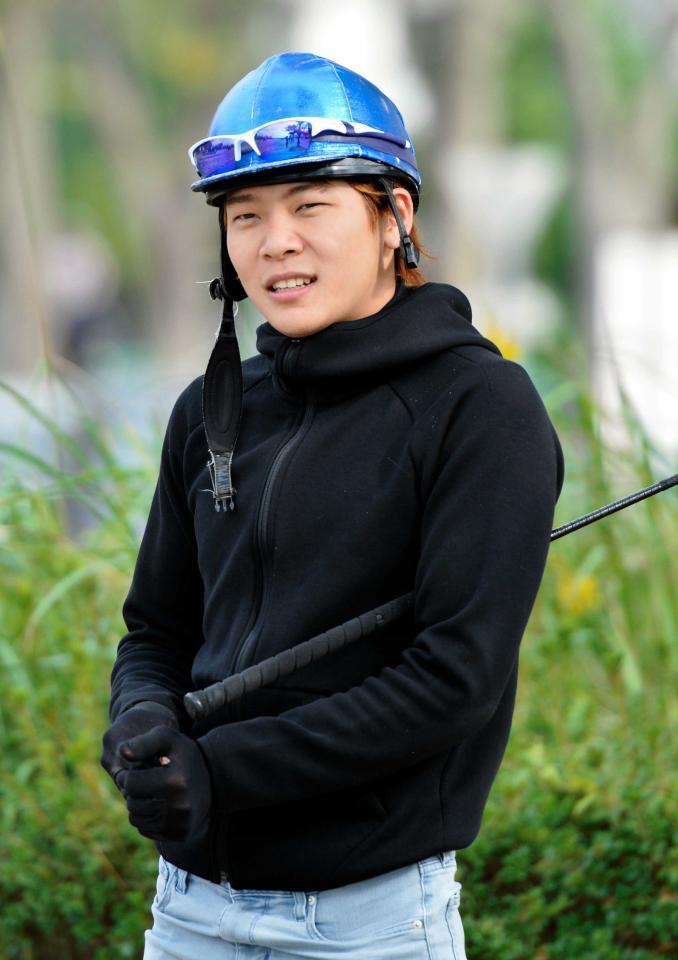 鞭を抱える三浦皇成＝１５年撮影