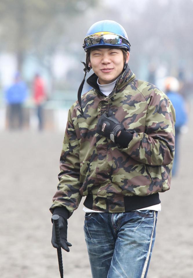 鞭を持つ三浦皇成＝１２年撮影