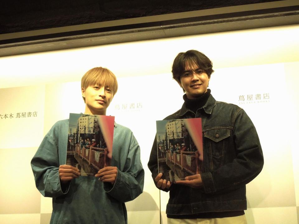 写真集「Footprints」発売記念イベントに登壇した（左から）GENERATIONSの白濱亜嵐と片寄涼太
