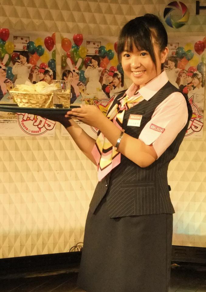 ビッグエコーの制服でカラオケを熱唱したさくらまや＝１２年１０月撮影