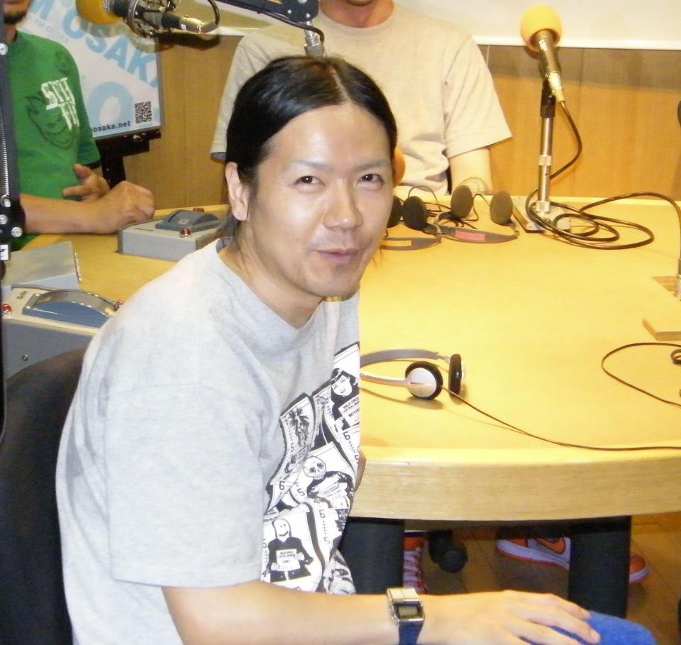 ２００８年６月、ＤＪを務めるラジオ番組の収録に参加したヒサダトシヒロ