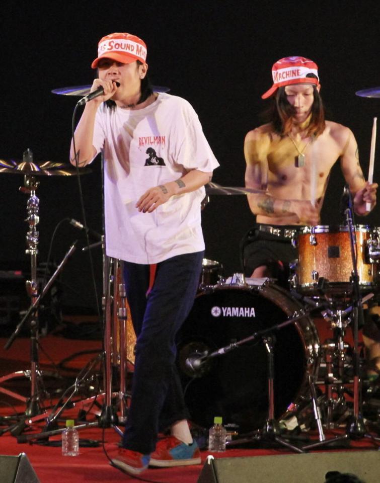 熱唱する松嶋の夫・ヒサダトシヒロ＝１１年撮影