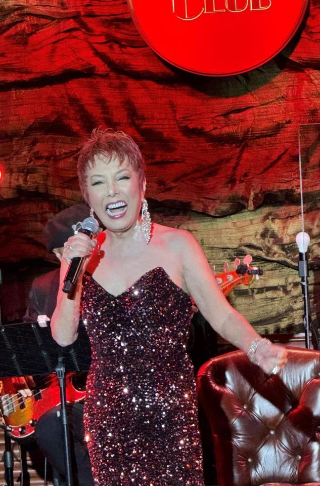 熱唱するピーターこと池畑慎之介