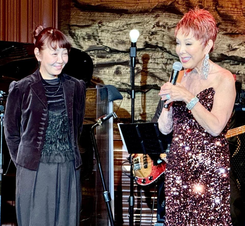 突如ステージに芳本美代子（左）を上げたピーターこと池畑慎之介