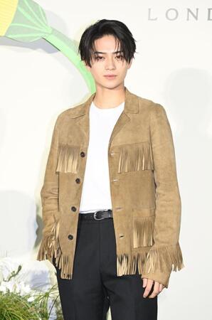 ポーズをとる岩瀬洋志（撮影・園田高夫）