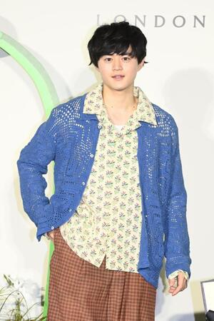 ポーズを決める鈴鹿央士（撮影・園田高夫）