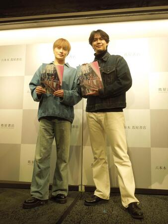 写真集「Footprints」発売記念イベントに登壇した（左から）GENERATIONSの白濱亜嵐と片寄涼太